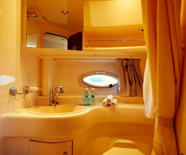 Private Yacht- Douro River 보트호텔 *