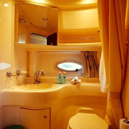 Private Yacht- Douro River 보트호텔 *